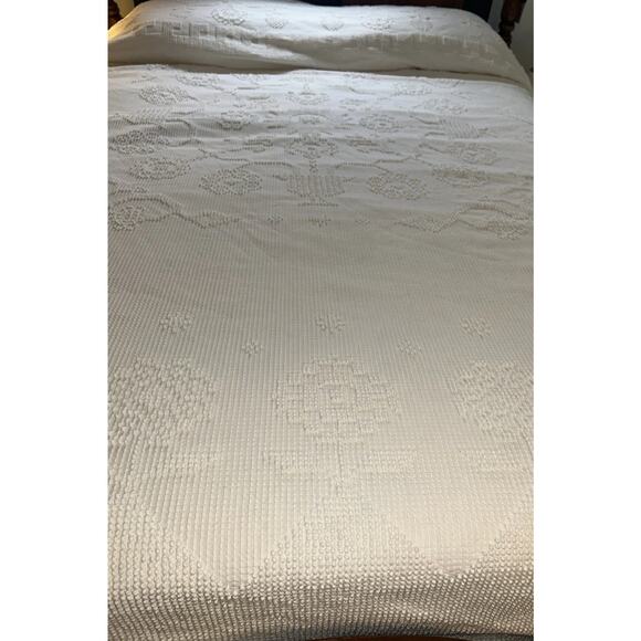 Bates George Washington Queen Choice Hobnail Bedspread White Fringed 92”x112” - Picture 7 of 7